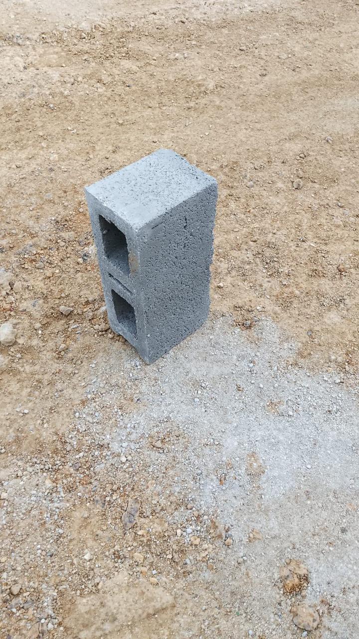 Block de concreto visto de pie