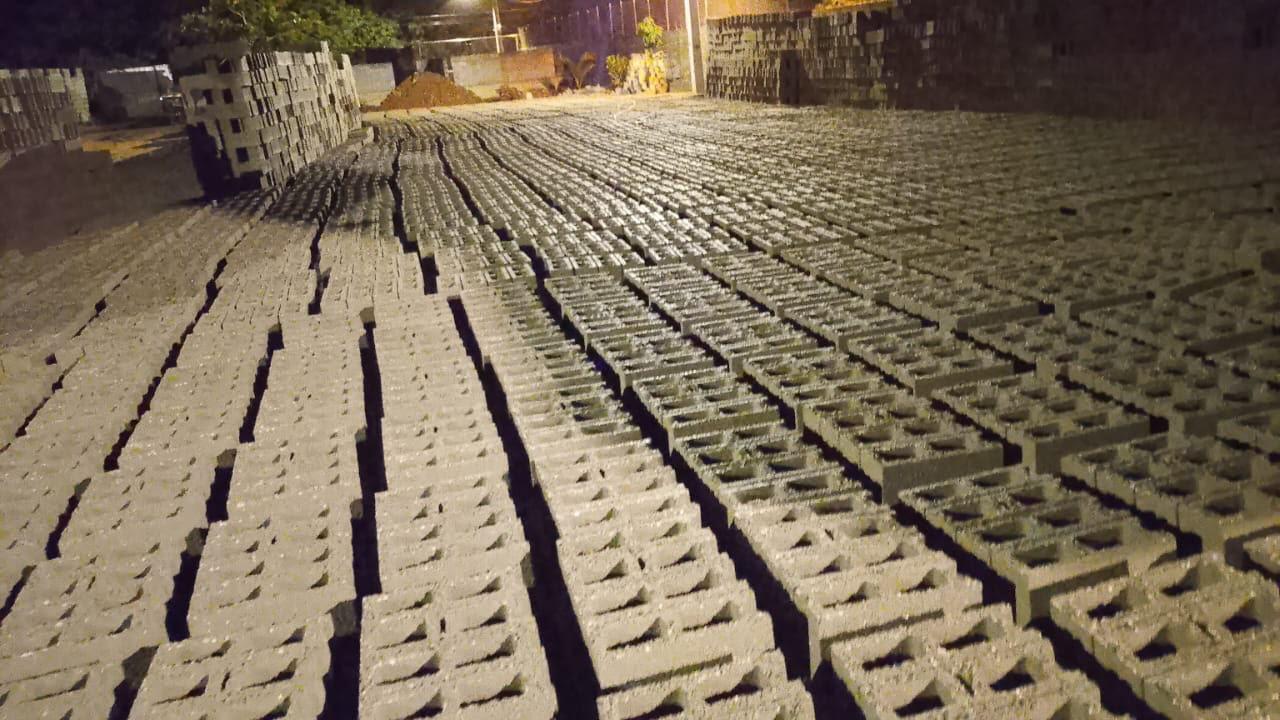 Filas de bloques en el patio de la fábrica al anochecer